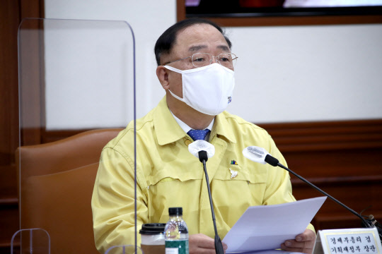 홍남기 경제부총리 겸 기획재정부 장관이 19일 '제5차 한국판 뉴딜 관계장관회의 겸 제20차 비상경제 중앙대책본부 회의'를 주재하고 있다. 연합뉴스